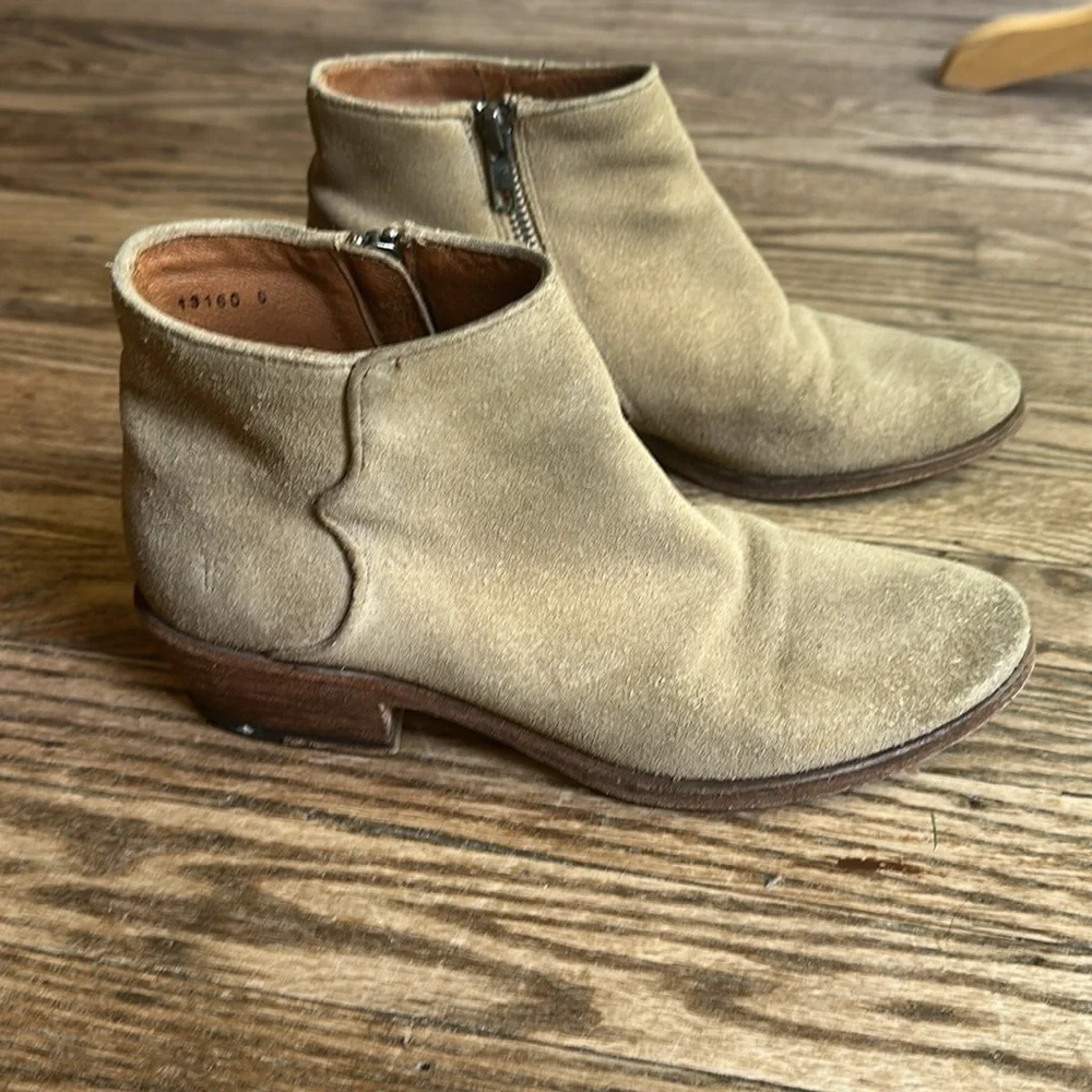 Frye Carson Piping Booties for Women Tan Suede 7.5 GUC